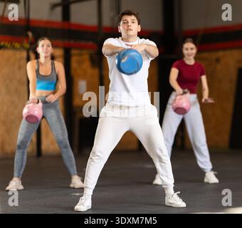 Mann, der mit einer Kettlebell trainiert Stockfoto