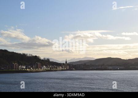 Isle of Bute Ende Februar an einem sonnigen Tag, Ende des Winters. Rothesay mit Isle of Arran in der Ferne Stockfoto