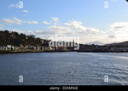 Isle of Bute Ende Februar an einem sonnigen Tag, Ende des Winters. Rothesay mit Isle of Arran in der Ferne Stockfoto