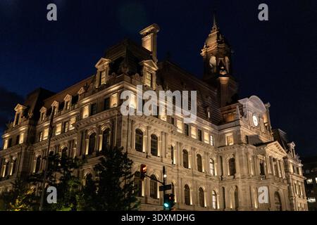 Montreal, Kanada - 5. Juli 2025: Montreal City Hall Night Architecture. Historisches Regierungsgebäude Stockfoto