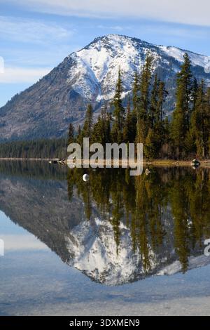 Dirtyface Mountain spiegelt sich im frühen Frühjahr im Lake Wenatchee Stockfoto