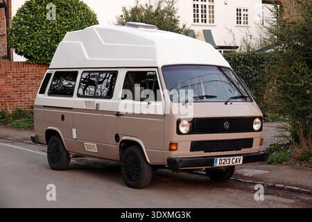 Ein VW T25 (T3) liebevoll restaurierter Wohnwagen in Fiat Mocha Latte Beige Stockfoto