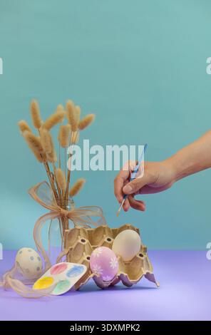 SSTK Ostern. Handgemalte Ostereier in leuchtenden Farben. Stockfoto