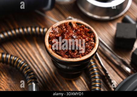 Teile von Shisha mit Tabak auf hölzernem Hintergrund Stockfoto