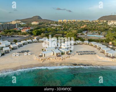 Aus der Vogelperspektive auf U-förmige Luxusschalen am Strand von Curacao Stockfoto