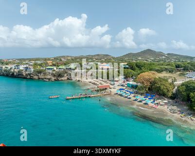 Aus der Vogelperspektive auf Playa Piskado türkisfarbenes Wasser beliebter Schnorchelplatz in Curacao Stockfoto