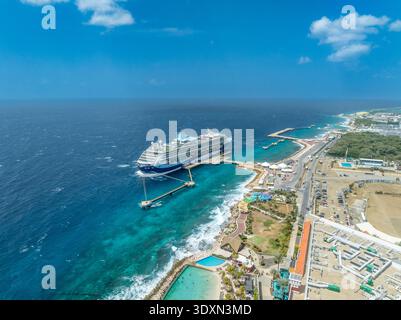 Blick aus der Vogelperspektive auf ein luxuriöses Kreuzfahrtschiff, das auf der Karibikinsel Curacao Willemstad liegt und von türkisfarbenem Wasser umgeben ist Stockfoto