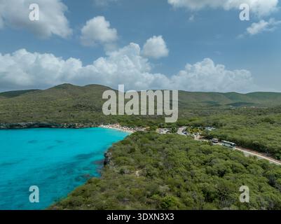 Blick aus der Vogelperspektive auf den Strand von Grote Knip mit türkisfarbenem Wasser in West Curacao zwischen den Dörfern Westpunt und Lagun. Der Strand geht zu einer kleinen Lagune A Stockfoto