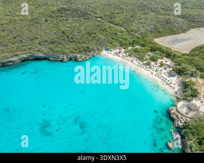 Blick aus der Vogelperspektive auf den Strand von Grote Knip mit türkisfarbenem Wasser in West Curacao zwischen den Dörfern Westpunt und Lagun. Der Strand geht zu einer kleinen Lagune A Stockfoto