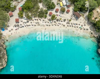 Blick aus der Vogelperspektive auf den Strand von Grote Knip mit türkisfarbenem Wasser in West Curacao zwischen den Dörfern Westpunt und Lagun. Der Strand geht zu einer kleinen Lagune A Stockfoto