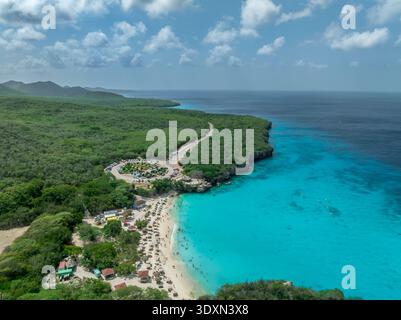 Blick aus der Vogelperspektive auf den Strand von Grote Knip mit türkisfarbenem Wasser in West Curacao zwischen den Dörfern Westpunt und Lagun. Der Strand geht zu einer kleinen Lagune A Stockfoto
