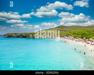 Blick aus der Vogelperspektive auf den Strand von Grote Knip mit türkisfarbenem Wasser in West Curacao zwischen den Dörfern Westpunt und Lagun. Der Strand geht zu einer kleinen Lagune A Stockfoto