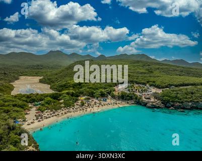 Blick aus der Vogelperspektive auf den Strand von Grote Knip mit türkisfarbenem Wasser in West Curacao zwischen den Dörfern Westpunt und Lagun. Der Strand geht zu einer kleinen Lagune A Stockfoto