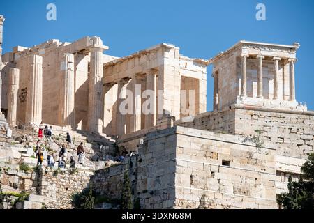 Athen, Griechenland. März 2026. Touristen gehen zur Akropolis in Athen. Die Akropolis von Athen ist eine antike Zitadelle auf einem Felsvorsprung über der Stadt Athen, Griechenland, und enthält die Überreste mehrerer antiker Gebäude von großer architektonischer und historischer Bedeutung, von denen das bekannteste das Parthenon ist. Quelle: SOPA Images Limited/Alamy Live News Stockfoto