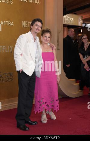 LOS ANGELES, KALIFORNIEN - 1. MÄRZ: Timothee Chalamet und Nicole Flender nehmen am März 32. Annual Actor Awards im Shrine Auditorium und in der Expo Hall Teil Stockfoto