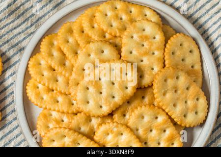 Salzige und Butterige ovale Cracker mit Meersalz auf einem Teller Stockfoto