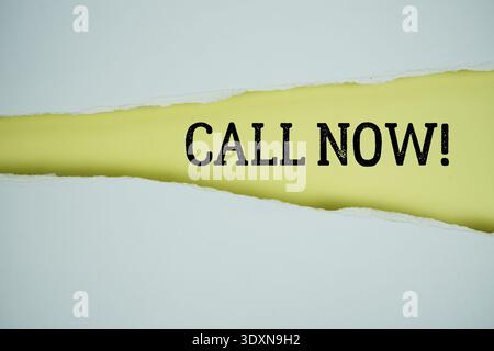 Rufen Sie Jetzt An! Text auf gelb mit weißem Papier, gerissen von horizontal Stockfoto