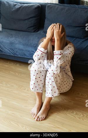 Frau, die Traurigkeit und Einsamkeit zu Hause erlebt. Psychische Gesundheit der Frauen, Frustration, psychische Geisteszustände Stockfoto