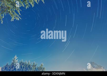 Star Trails auf der Zagnos Bridge in Trabzon, Türkei, Turkiye. Dieses Foto von Sternenpfaden wurde nach Sonnenuntergang unter den Bäumen neben der Zagnos-Brücke aufgenommen Stockfoto