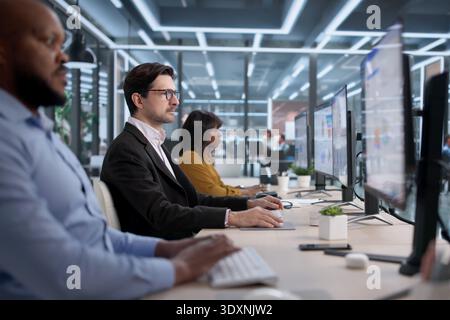 Verschiedene Analysten Und Manager Prüfen Daten-Dashboards Im Büro Stockfoto