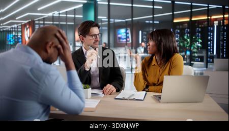 Müdes Team Junger Mitarbeiter In Der Besprechung, Langweilig Und Unmotiviert Beim Ideenfindung. Konstrukteur, Manager Stockfoto