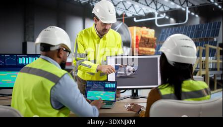 Ein Ingenieur entwirft Layouts für Solarmodule auf Einem Laptop, während er über das Satellitendesign spricht Stockfoto
