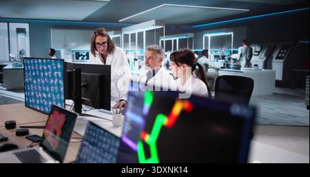 Arzt und Assistent in der neuesten pharmazeutischen Fabrik, die Impfstoffentwicklung analysiert. Stockfoto