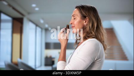 Die Therapeutische Aromatherapie-Sitzung Hilft Älteren Frauen, Sich Zu Entspannen Und Zu Entspannen Stockfoto