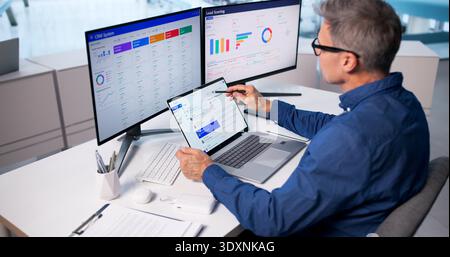 Mann, der CRM-Marketing-Lead-Retention-System zur Umsatzsteigerung nutzt. Man In Business Sales Mit Kundenbindungssystem Stockfoto