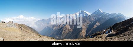 panoramablick auf die schneebedeckte Annapurna-Bergkette vom Khopra Ridge Trail in Nepal. Stockfoto