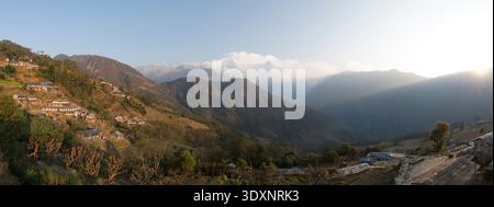 Panoramablick auf das Dorf Gurung und die Annapurna Bergkette bei Sonnenaufgang in Nepal. Stockfoto