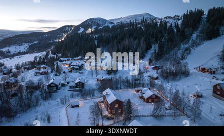 Blick aus der Vogelperspektive über die Skigebiete in Åre, Schweden, im Winter Stockfoto