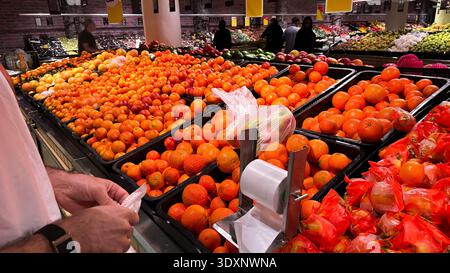 Lebendige Orangen und andere frische Früchte auf dem Markt. Hochwertige Fotos Stockfoto