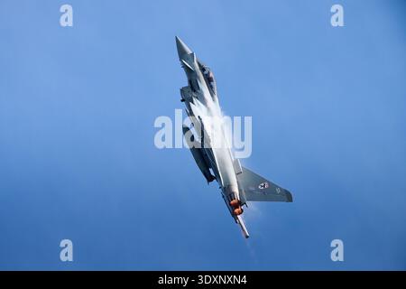 Das RAF Typhoon Display, das im Flying Finale der IWM Duxford auftritt, zieht sich in eine rasante Klettertour Stockfoto