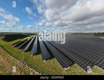 Luftaufnahme einer riesigen Sonnenkollektoren, die sich über die Landschaft unter einem Himmel mit flauschigen Wolken erstreckt, Immingham, Großbritannien. Stockfoto