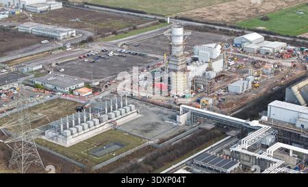 Aus der Vogelperspektive des industriellen Kernlandes, wo Metallstrukturen auf den Himmel treffen, gegenüber den gedämpften Erdtönen seiner Umgebung, VPI Immingh Stockfoto