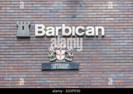 Wappen der Corporation of London und Barbican-Zeichen. London, Vereinigtes Königreich, 17. August 2024 Stockfoto