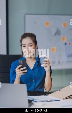 Junge asiatische Geschäftsfrau hält Vortrag Stockfoto