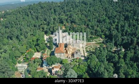 Historisches luxuriöses Hotelgebäude im Bussaco Palace, umgeben von üppigen Wäldern in Luso, Portugal, mit Blick auf das architektonische Erbe Stockfoto