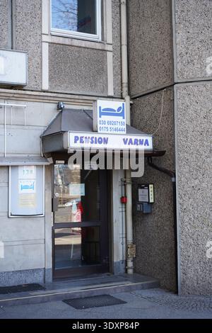 Berlin, Deutschland - 3. März 2026: Eintritt in die Pension Varna, ein preiswertes Gästehaus in einem Plattenbau aus der sozialistischen Zeit in der Leipziger Straße. Stockfoto