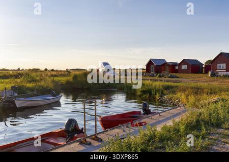 Traditionelle rote Fischerhütten, Ferienhäuser an der Ostseeküste, Fischerhafen, Wohnmobil, Küstenlandschaft, Abendsonne, Bodudden, Loet, Oeland i Stockfoto