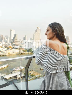 Bangkok, Thailand - 11. februar 2024: Nahaufnahme einer Frau am Touristenstand Foto auf dem berühmten Aussichtspunkt des Einkaufszentrums über dem Fluss an sonnigem, heißem Tag im Himmel Stockfoto
