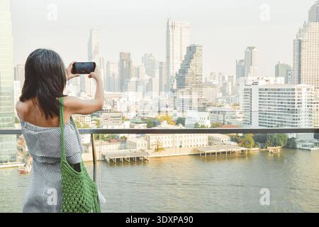 Bangkok, Thailand - 11. februar 2024: Foto eines Touristenstandes von Frauen auf dem berühmten Aussichtspunkt des Iconsiam Shopping Mall über dem Fluss an sonnigem, heißem Tag in Sout Stockfoto