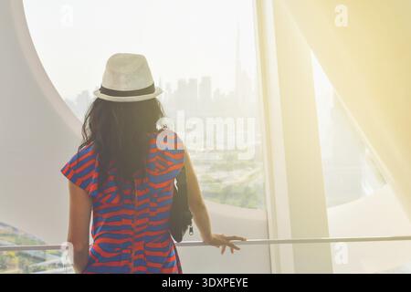 Dubai, VAE - 14. oktober 2022: kaukasischer Tourist im berühmten Rahmen Wahrzeichen genießen Sie das Panorama der Skyline der Stadt. Besuchen Sie VAE Urlaubsziele Seufzer Stockfoto