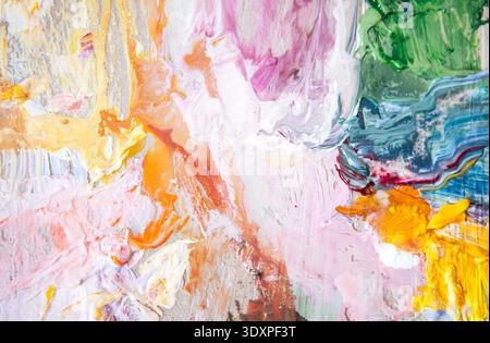 Abstraktes Kunstwerk mit einer Mischung aus lebhaften Farben wie Gelb, Rosa und Grün, mit sichtbaren Pinselstrichen und strukturierten Ebenen auf Leinwand Stockfoto