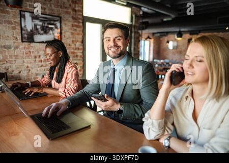 Geschäftskollegen arbeiten im Café zusammen Stockfoto