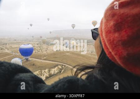 Nahansicht Heißluftballon Passagiere Frau genießen Kappadokien Ballons Startblick im Heißluftballon Korb im Winter. Kappadokien Heißluft Ba Stockfoto