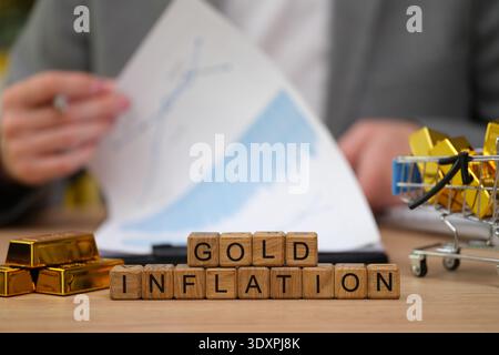 Untersuchung der Auswirkungen von Gold auf die Inflation und Analyse von Markttrends mit Finanzinstrumenten und Goldbarren Stockfoto
