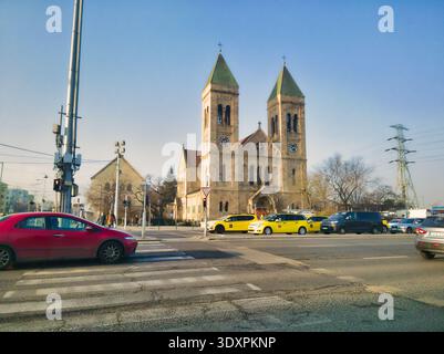 Die historische zweitürmige Kirche erhebt sich an der Kreuzung Ecseri ut in Budapest. Dieses hochwertige städtische Foto zeigt das ungarische Erbe, die lokale Stockfoto