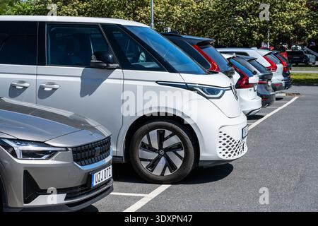 Göteborg, Schweden - Mai 31 2023: Seitenansicht eines 2023 weißen Volkswagen ID Buzz Elektrotransporters auf einem Parkplatz Stockfoto